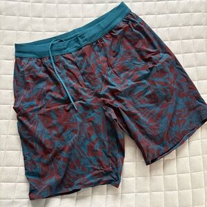 Lululemon Athletica Men's Athletic Shorts in Teal with Maroon Pattern